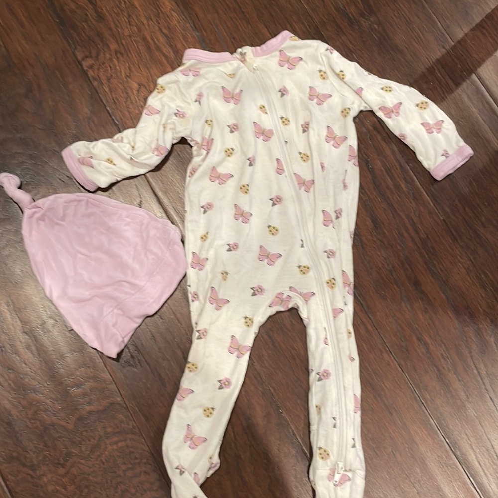 Kyte baby flutter 3-6month zip up footed pajamas with matching hat (0-3months)